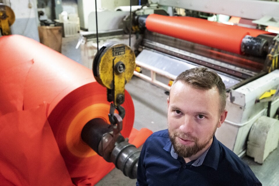 Lessebo Papers vd Eric Sigurdsson vid nyfärgat papper i djupaste rött vid pappersmaskin 1 i Lessebos pappersbruk.