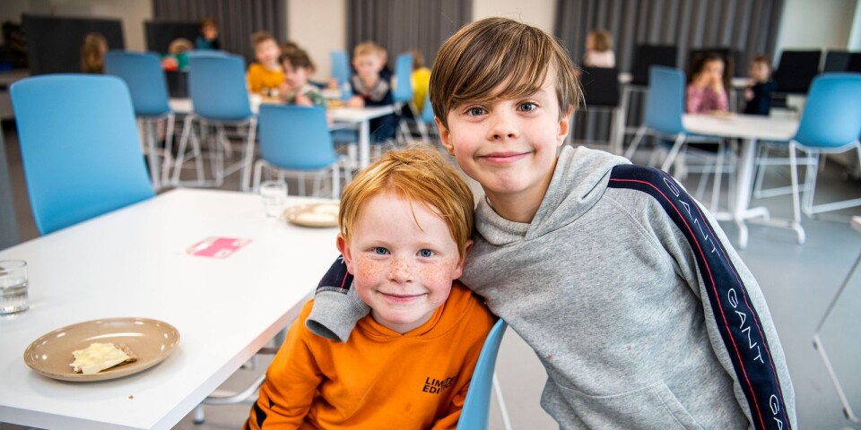 Liam Stephenson-Möller och Hugo Tibblin i den nya matsalen.