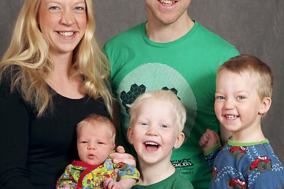 Karin Folkesson och Niklas Johansson, Sölvesborg, fick den 12 mars en son, som vägde 4 480 g och var 53 cm. Syskon: Sara, Tage och Olle.