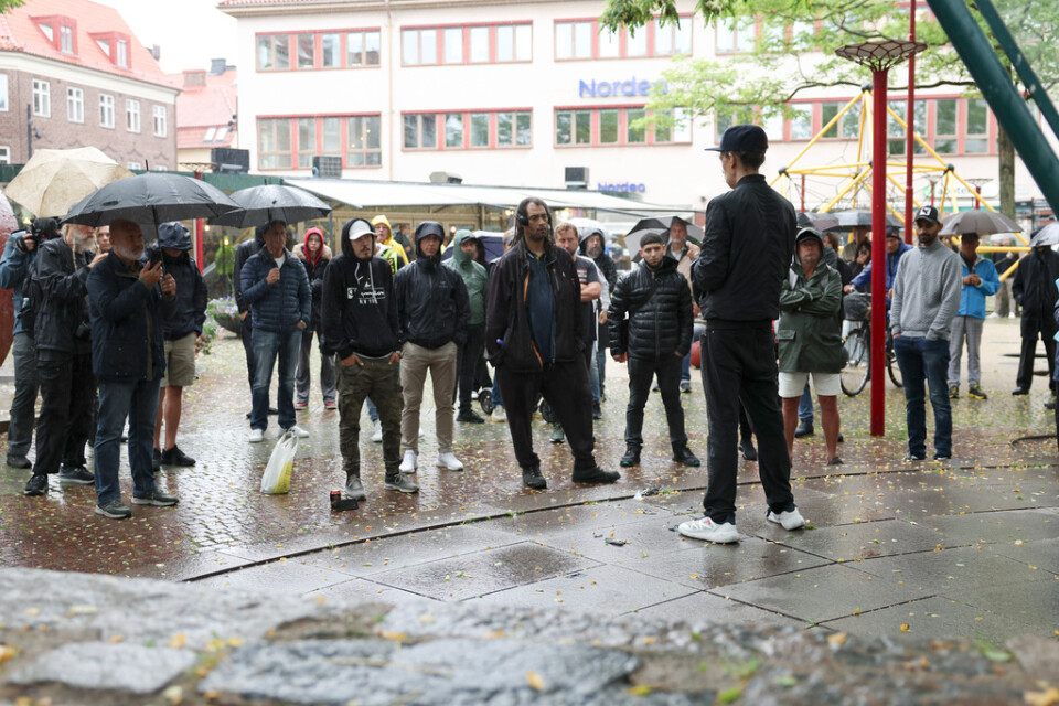 Manifestation på Konsul Olssons plats i Helsingborg där delar av Natos stadgar brändes på onsdagen.