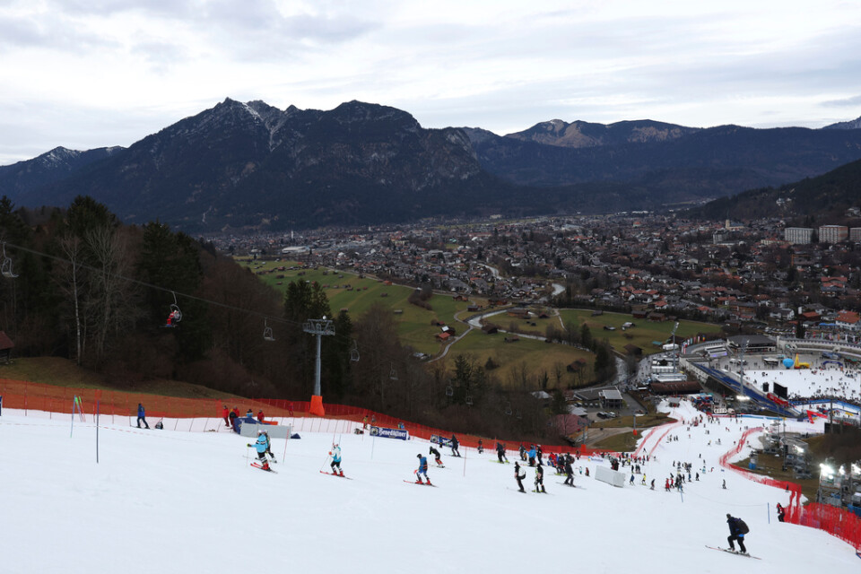 Garmisch-Partenkirchen klarade att arrangera en herrslalom i världscupen i förra veckan, men ställer redan nu in två tävlingar (störtlopp och storslalom) i slutet av januari på grund av snöbrist. Arkivbild.