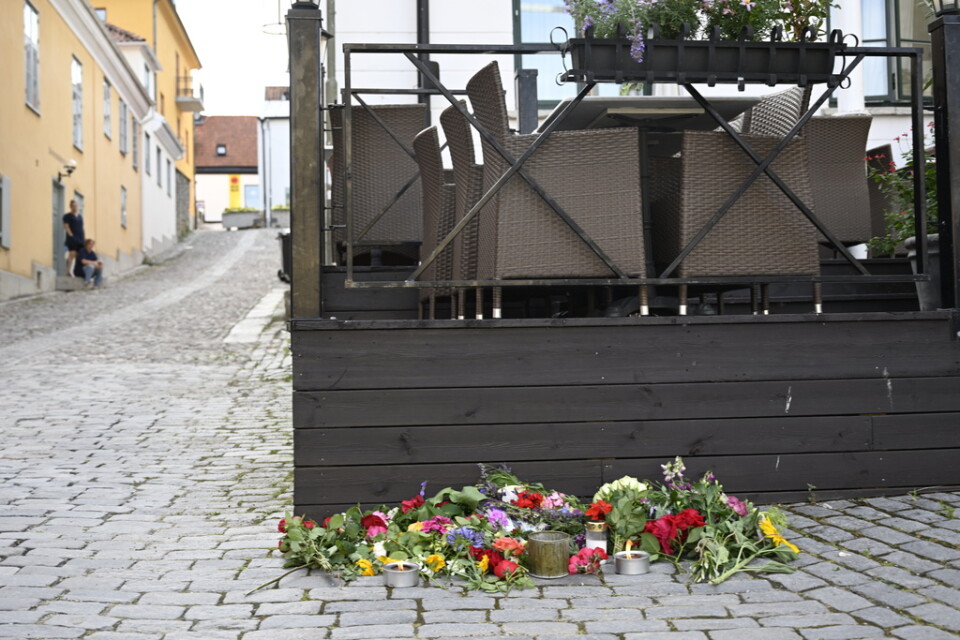 Blommor och ljus vid Donners plats i Visby, där Ing-Marie Wieselgren attackerades den 6 juli. Arkivbild.