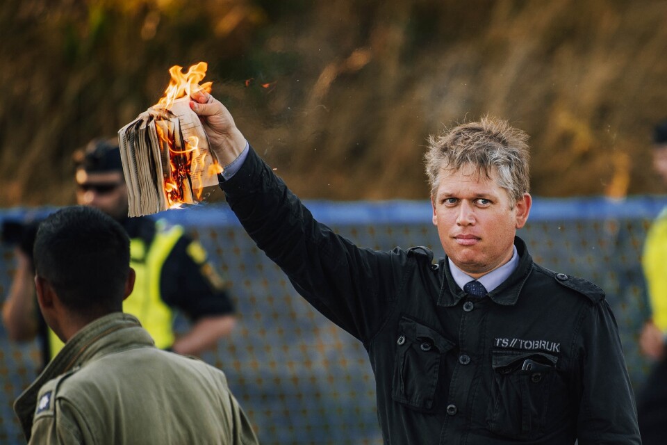 Rasmus Paludan bränner en koran.