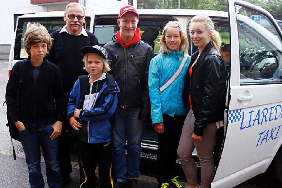 Olle med sitt bussgäng. Från vänster Isac Börjesson, Olle Broberg, Noah Börjesson, Eddie Svensson, Matilda Axelsson och Julia Axelsson.