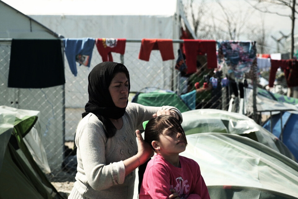 Nadia gör sitt bästa för att hålla sina barn rena i lägret Idomeni, där familjen hamnat sedan de tvingats fly från Irak. Pressbild.