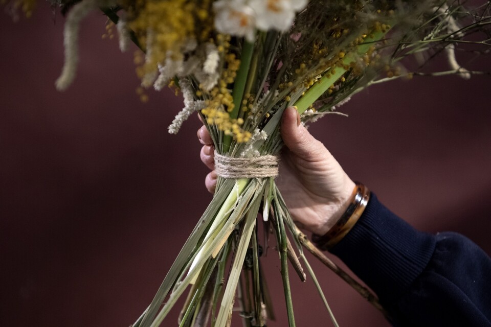 Bedragare som säger sig sälja blommor härjar i Mellansverige. Arkivbild