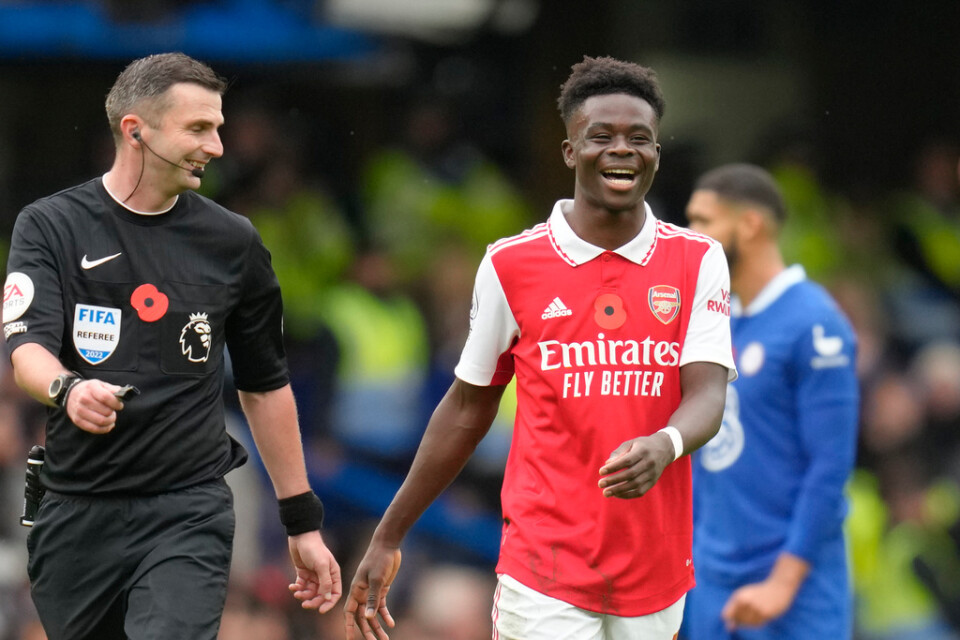 Bukayo Sakas hörna förlängdes in i mål av mittbacken Gabriel. Det gav Arsenal segern i derbyt mot Chelsea på Stamford Bridge.