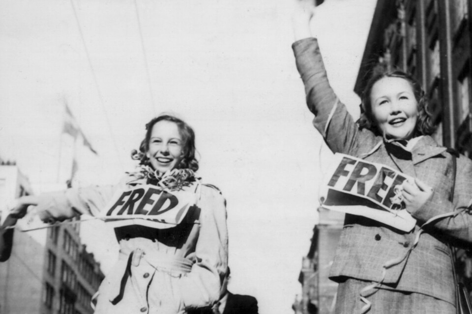 ©SCANPIX SWEDEN, 1945-05-08. Fredsglädje på Kungsgatan i Stockholm. Andra världskriget är slut. Bilden: två unga stockholmsflickor Kerstin Bauer och Ulla-Lisa Fogelberg firar freden.