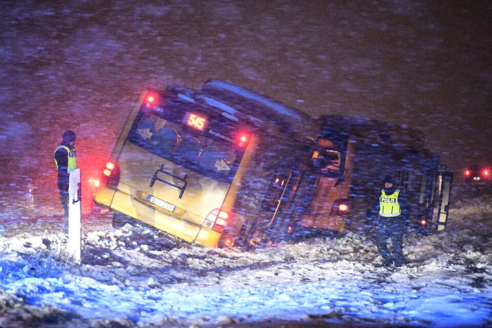 Två bussar körde av länsväg 118 i höjd med Torsebo norr om Kristianstad.Flera personer fördes med ambulans till sjukhus men ingen ska vara allvarligt skadad, uppger polisen.