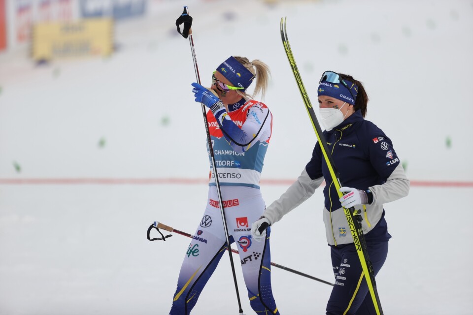 Frida Karlsson och Charlotte Kalla åkte på dåliga skidor i stafetten. Efter fiaskot gav Karlsson vallachefen Petter Myhlback en kram.