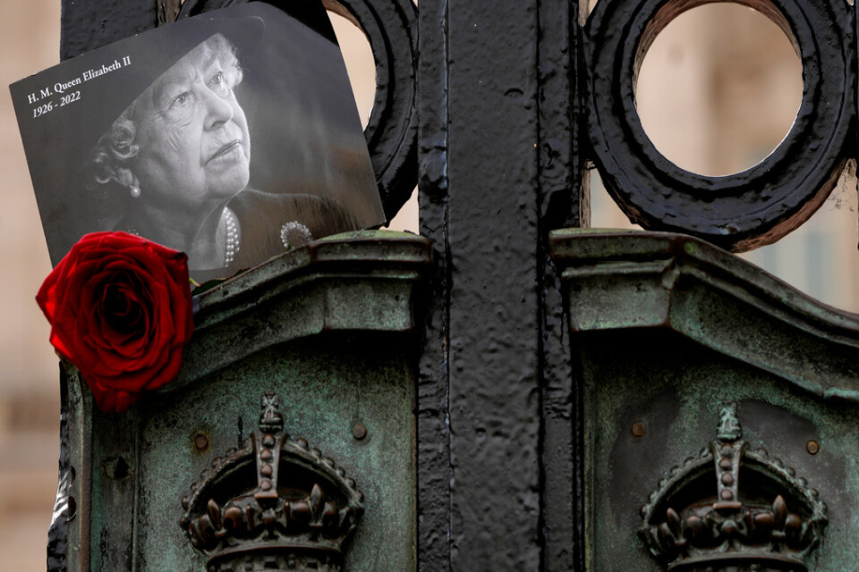 En hyllning till drottning Elizabeth II, instucken i grindarna vid Buckingham Palace i London.