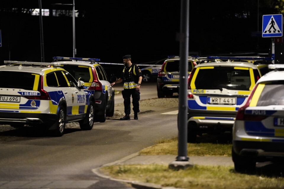 Polisen är på plats med åtskilliga enheter i Biskopsgården på Hisingen i Göteborg.