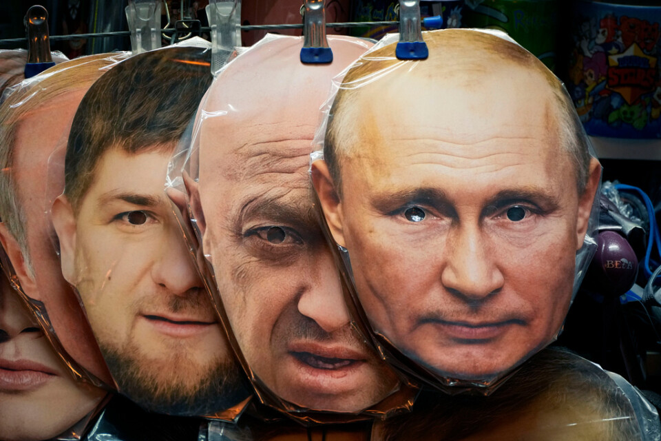 Tre framträdande personer i det auktoritära Ryssland finns att köpa som masker i S:t Petersburg. Synliga från vänster: Ramzan Kadyrov, Jevgenij Prigozjin och Vladimir Putin. Arkivbild.
