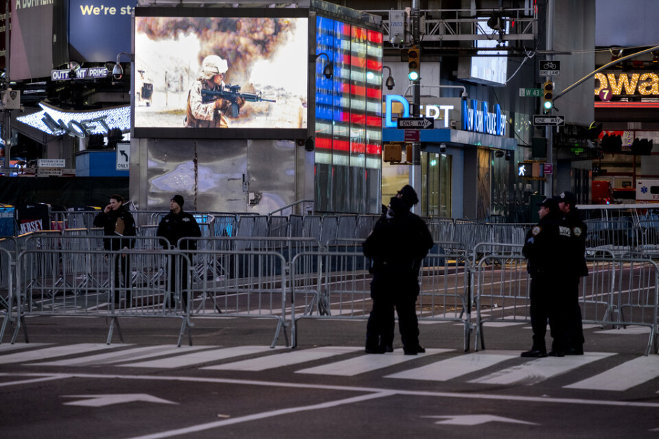 Poliser på Sjunde avenyn vid vad som en normal nyårsafton hade varit ett fullpackat Times Square.