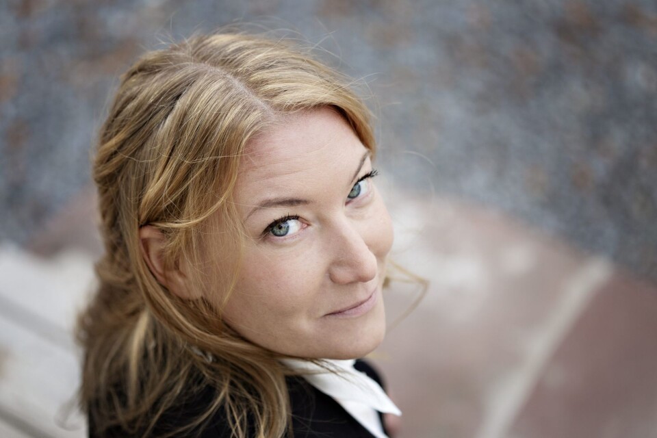 Elin Olofsson, född 1979, bor i Offerdal i Jämtland, där hon också växte upp. Hon debuterade 2013 med romanen ”Då tänker jag på Sigrid”. I sitt uppmärksammade Sommar-prat förra året beskrev hon sin egen släkts kvinnoöden och vilken betydelse de har haft för henne själv.