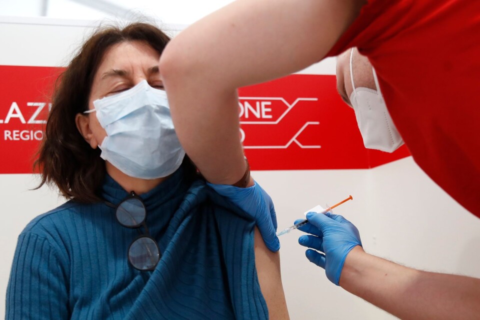 Vårdpersonal får Janssens vaccin i Italien.