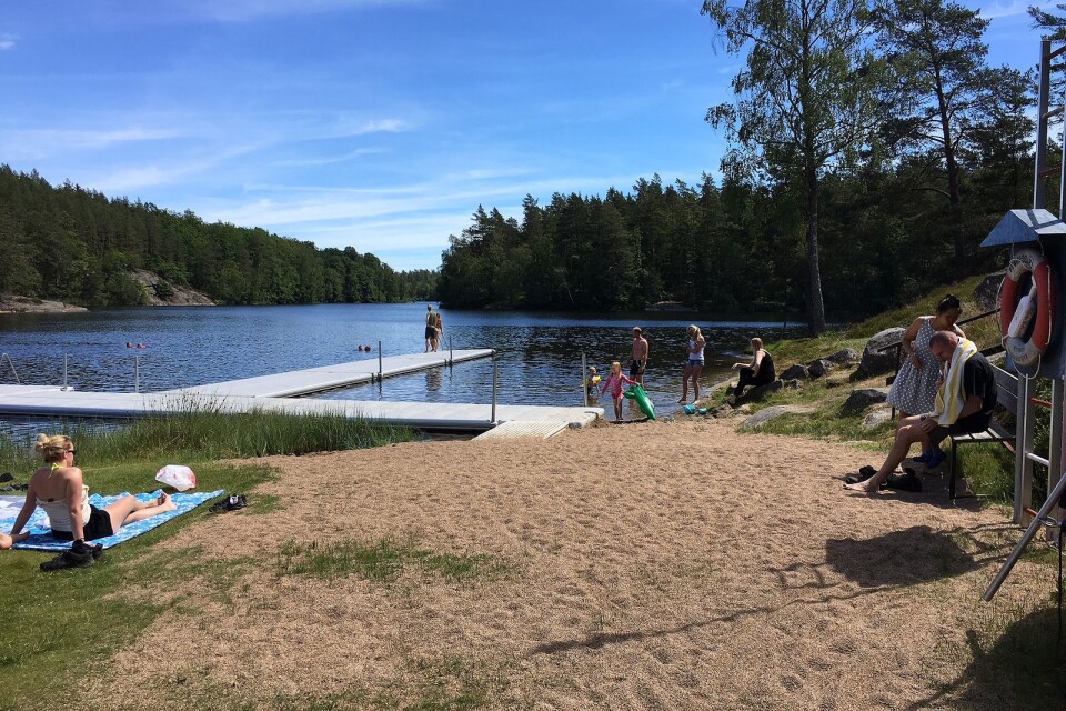 Badplatsen vid Lilla Öjasjön är populär både bland boende i Halahult och turister. Häromdagen var det 25 grader varmt i vattnet.