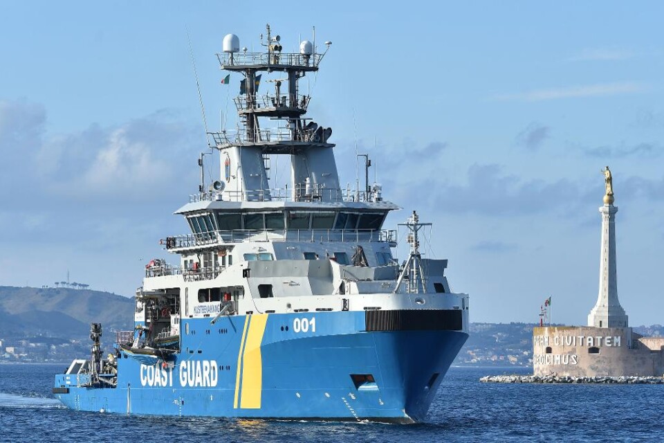 Svenska kustbevakningens fartyg Poseidon nådde hamnen i italienska Palermo vid 20.30-tiden på torsdagskvällen. Ombord finns 572 personer som räddats från två flyktingbåtar utanför Libyens kust och 52 döda som upptäcktes under däck på en av båtarna. Sjuk