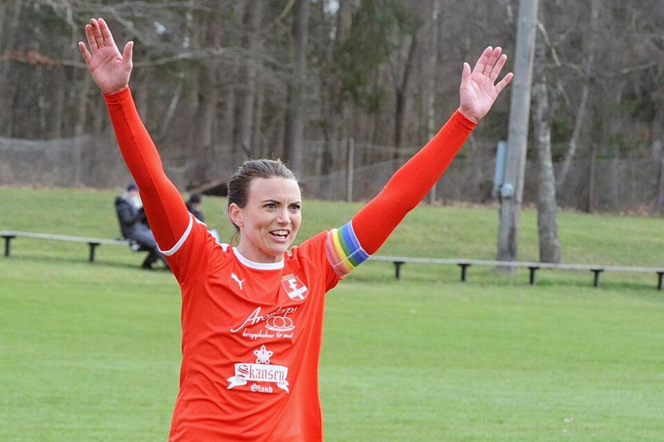 Elin Olofsson tryckte in en retur till 2–1.