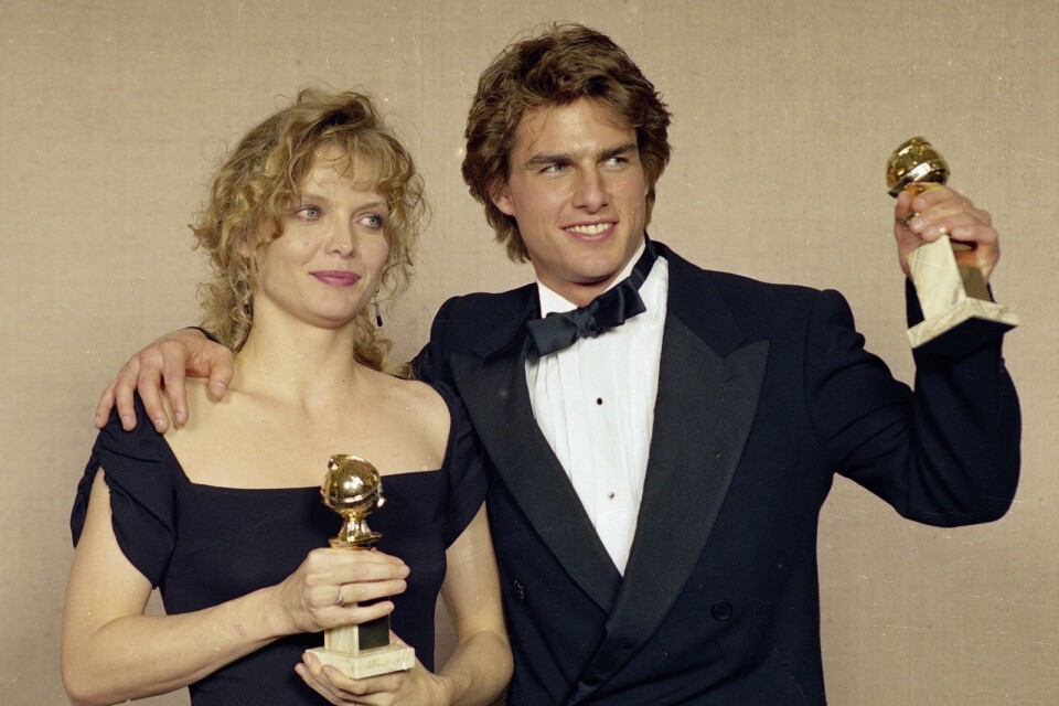 Tom Cruise – här med Michelle Pfeiffer under Golden Globe-galan 1990 – håller i en av de statyetter han nu lämnar tillbaka, för bästa skådespelare i en dramafilm, "Född den fjärde juli".