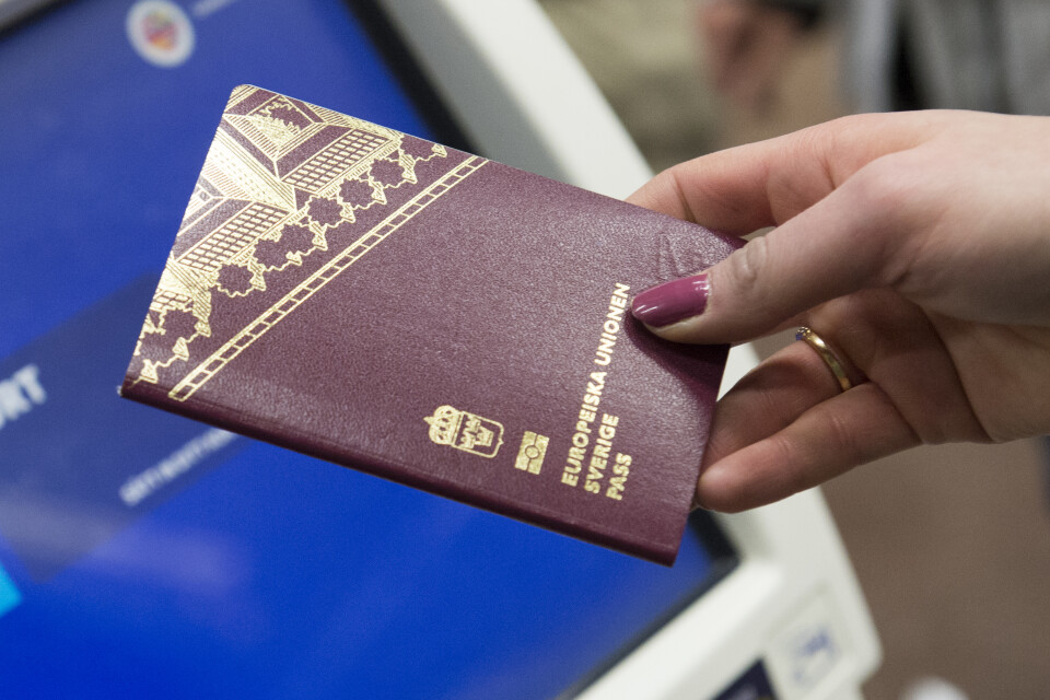 Passexpeditioner har dragit ner på antalet bokningsbara tider för att ansöka om ett pass eller nationellt id-kort. Arkivbild.
