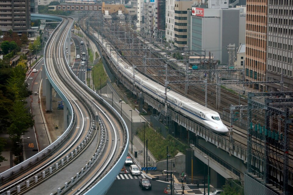 S och MP är överens om att de vill börja bygga höghastighetsjärnväg, om de får en bred enighet över blockgränsen för förslaget. På bilden den japanska Shinkansen, på väg in till centralstationen i Tokyo. Arkivbild.