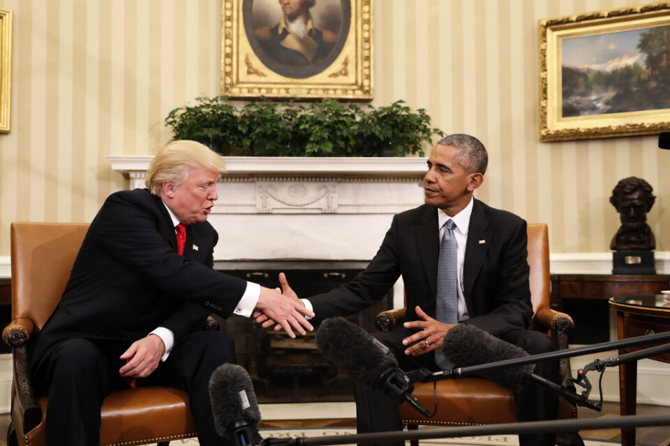 Den då tillträdande presidenten Donald Trump skakar hand med den avgående Barack Obama. Fotot är taget i Vita huset några dagar efter valet i november 2016.