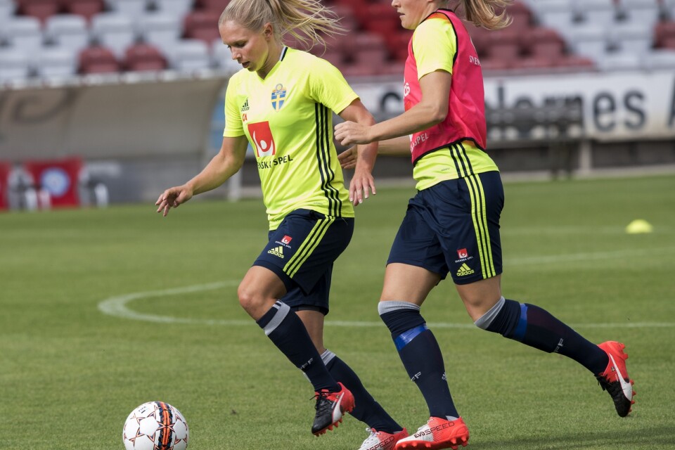 Jonna Andersson och Magdalena Eriksson kan utses till mästare när den engelska ligan avslutas i förtid. Arkivbild.