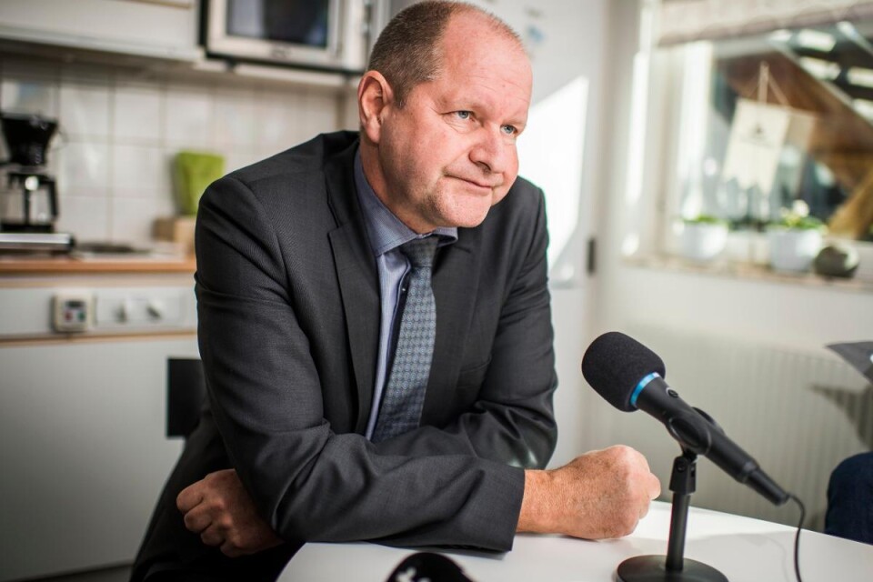 ”Kan vi ändå alla försöka komma överens om detta: Gör som Eliasson säger, men gör inte som Eliasson själv gör!” Ölandsbladets Peter Boström beskriver MSB-direktören Dan Eliasson som ett sänke för Sveriges krisberedskap.
