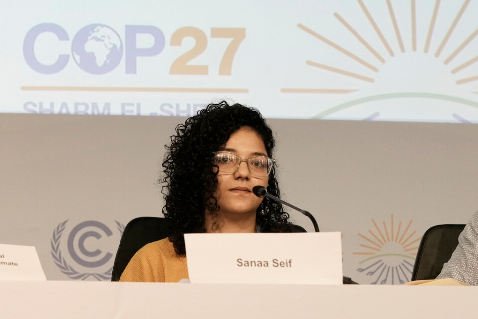 Sanaa Seif talar under klimatmötet COP27 i Sharm el-Sheikh.