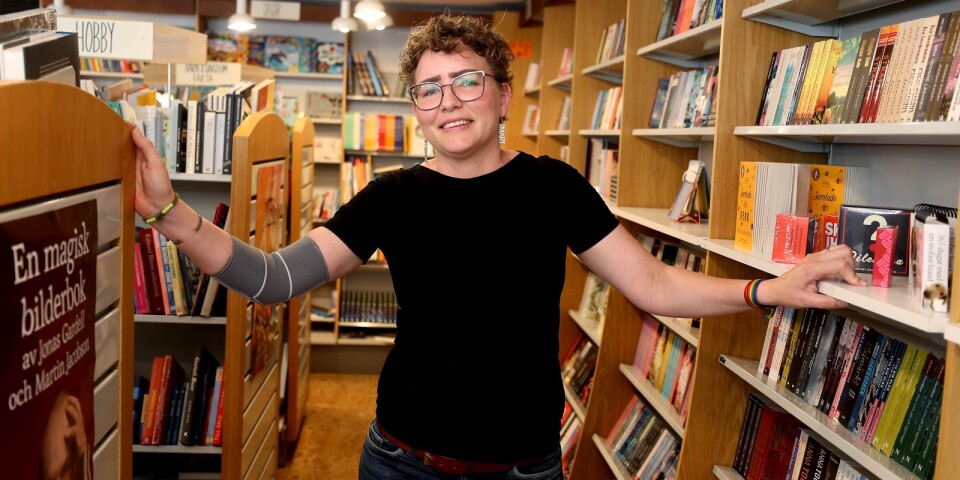 Anna Ling har alltid läst mycket. Nu driver hon Simrishamns bokhandel – där hon har installerat 40 meter nya bokhyllor sedan hon började i april.