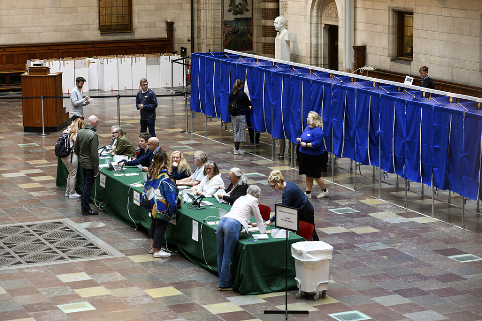 Danskar röstar i valet till EU-parlamentet i en vallokal i Köpenhamn.