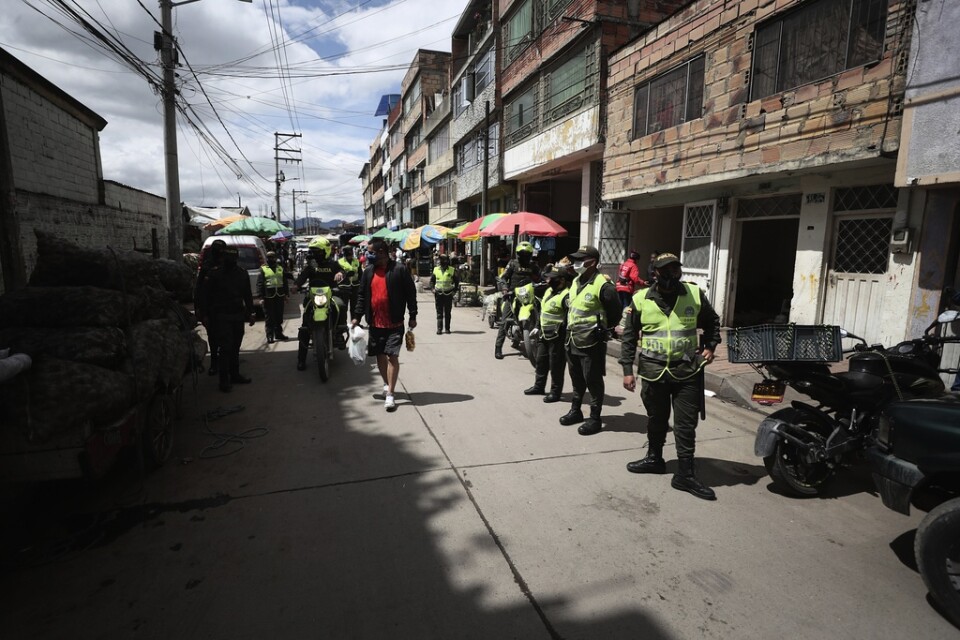 Experter har varnat för en ny våldsvåg i Colombia. Bilden är från en insats i samband med coronapandemin. Arkivbild.