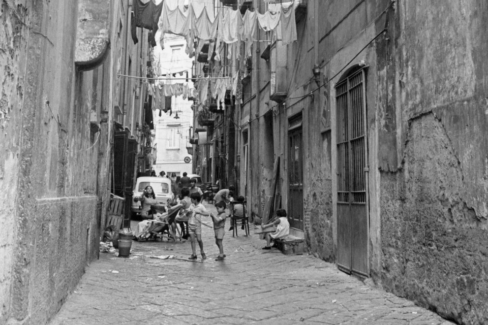 Huvudpersonen Delia reser tillbaka till sina barndomskvarter i Neapel efter mammans död.