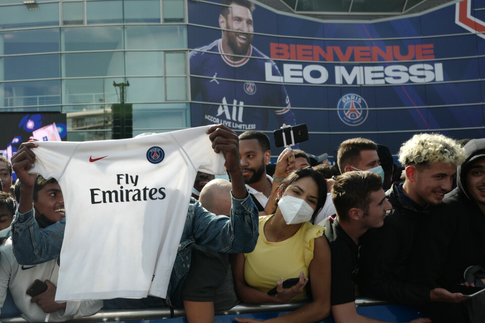 Paris Saint-Germain-fans väntar på att få en glimt av stjärnan utanför arenan.
