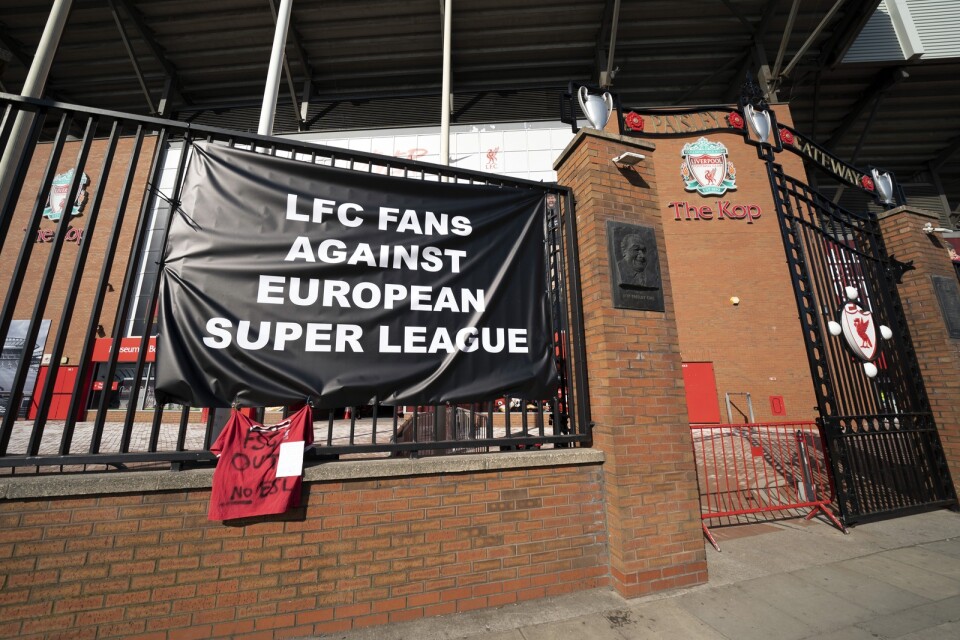 Supportrar till Liverpool protesterar mot klubbens engagemang i en europeisk superliga.