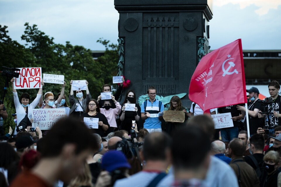 En grupp demonstranter protesterar mot Putins fortsatta styre på Pusjkintorget i centrala Moskva.