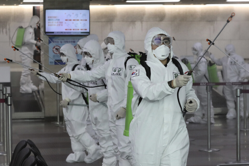 Sydkoreanska soldater desinficerar flygplatsen i Daegu för att hindra spridningen av coronaviruset.