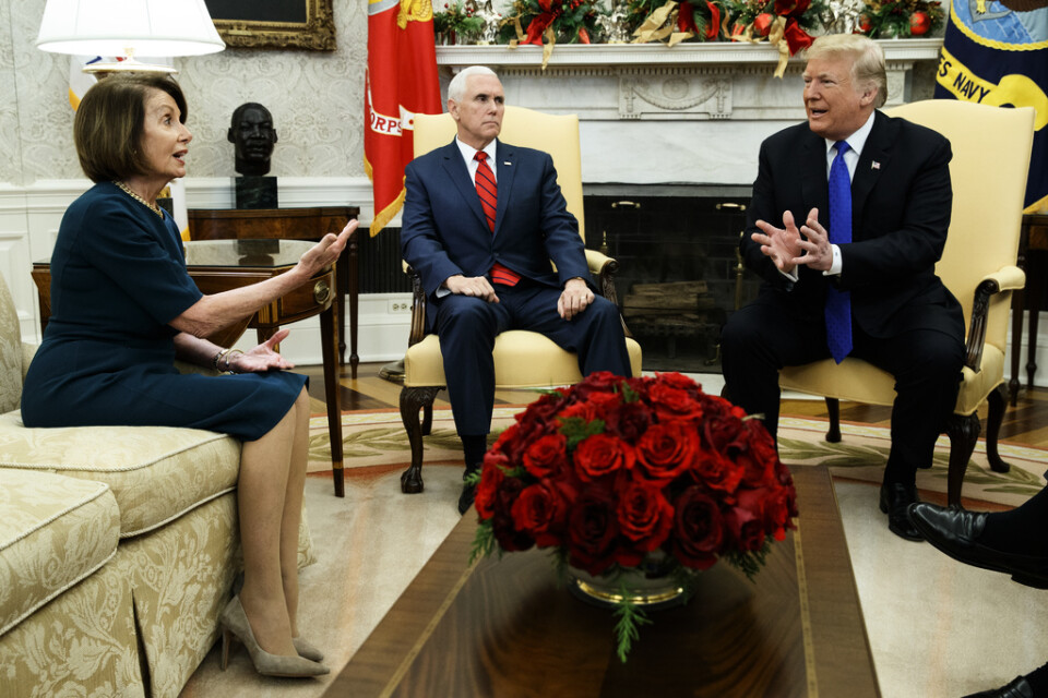 Den dåvarande minoritetsledaren Nancy Pelosi vid ett möte i Vita huset med vicepresident Mike Pence och president Donald Trump 2018.