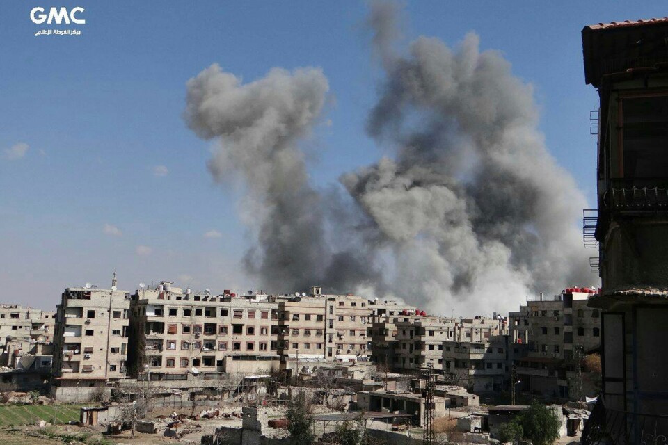 Ett foto av Ghouta som den regimkritiska aktivistgruppen Ghouta Media Center publicerade på fredagen och vars äkthet bekräftats av nyhetsbyrån AP. Bilden visar rökpelare som stiger efter flygräder mot Ghouta.