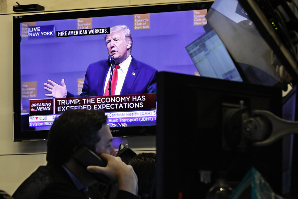 En tv-skärm på New York-börsen direktsände president Donald Trumps tal på Ekonomiska klubben i New York.