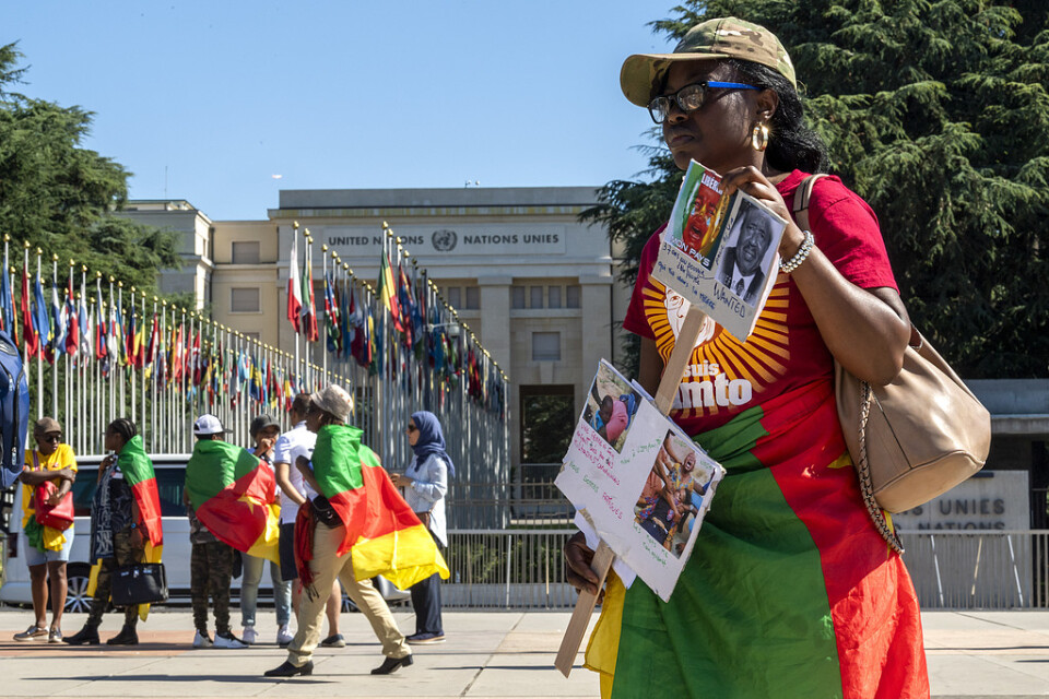 Kamerunier samlades i Genève på lördagen men skingrades av polis då de började lämna platsen där de hade demonstrationstillstånd.