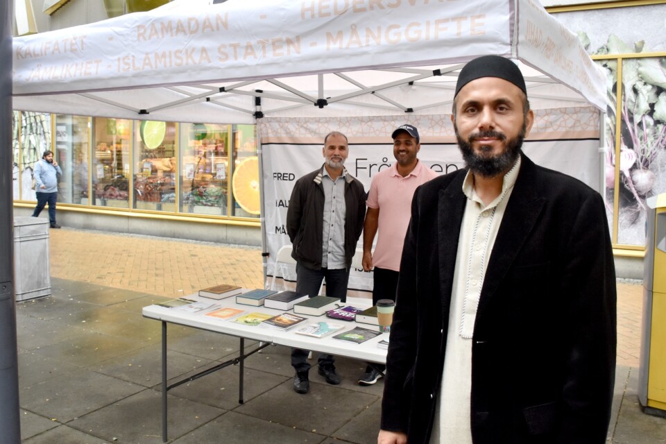 Rizwan Ahmed Afzal, imam in Mahmood mosque in Malmö, is travelling around with ”Ask a Muslim”.  Nadeem Ahmad and Najam Ulhaq are with him.