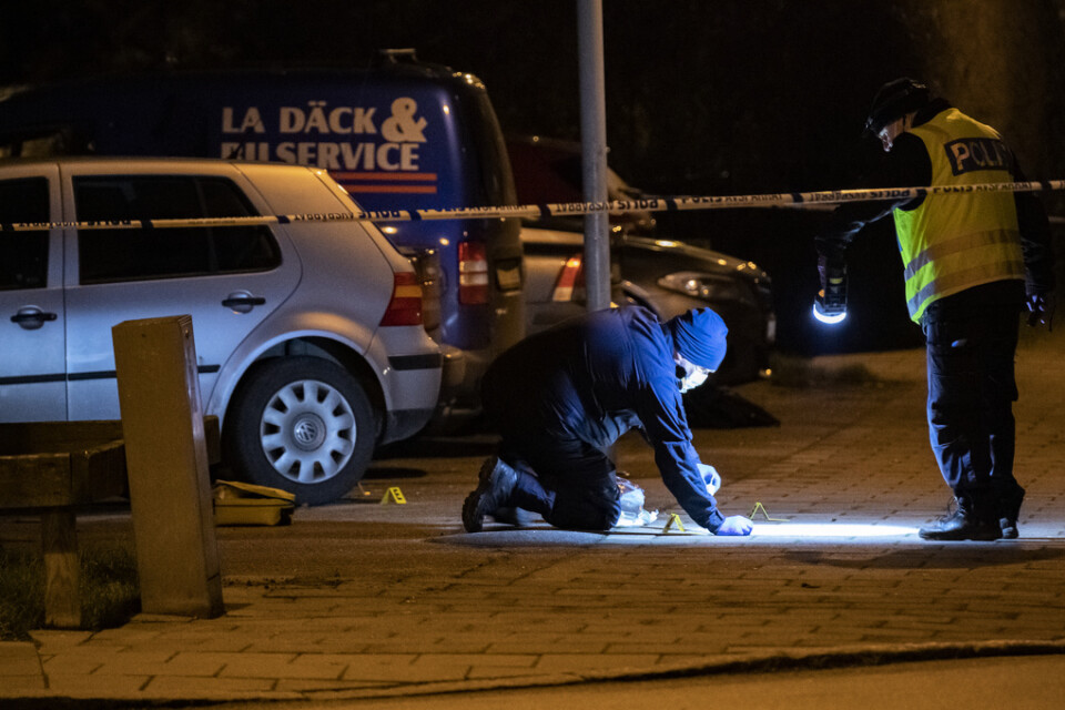 Polisens kriminaltekniker undersöker platsen för skottlossningen i Landskrona.