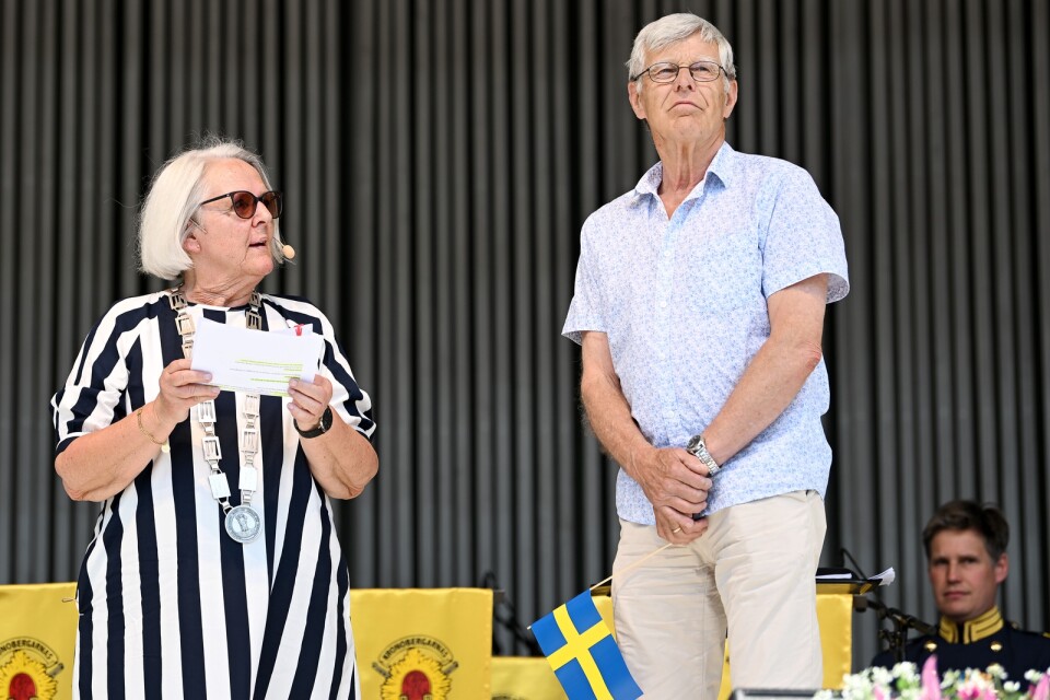 Rose Marie Holmqvist (S), kommunfullmäktiges ordförande i Växjö kommun, delade ut årets kulturpris till Ola Aronsson.