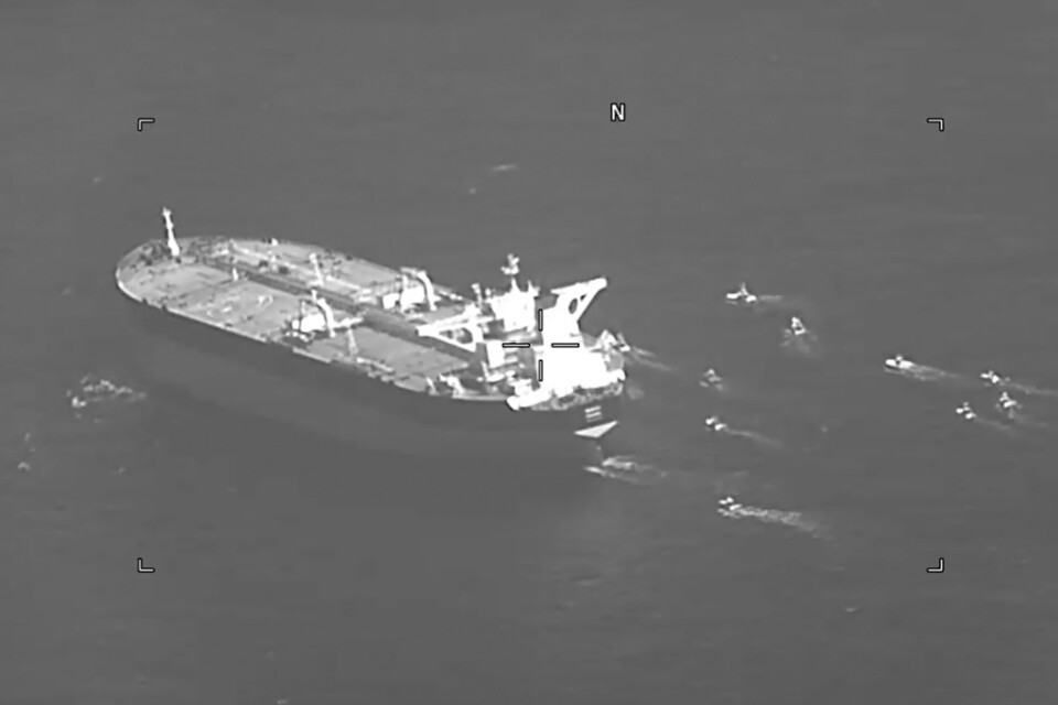 Den amerikanska flottan har publicerat ett videoklipp som visar hur små iranska båtar ringar in oljefartyget Niovi i Hormuzsundet.
