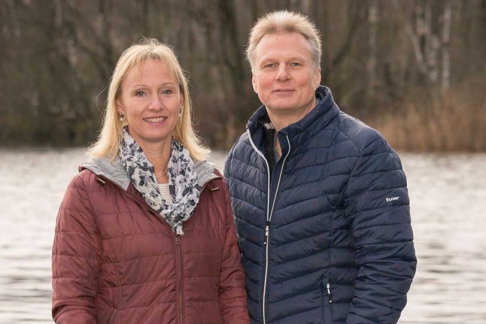 Eva och Lennart Arnesson i hemmiljö vid Stora Hensjön.