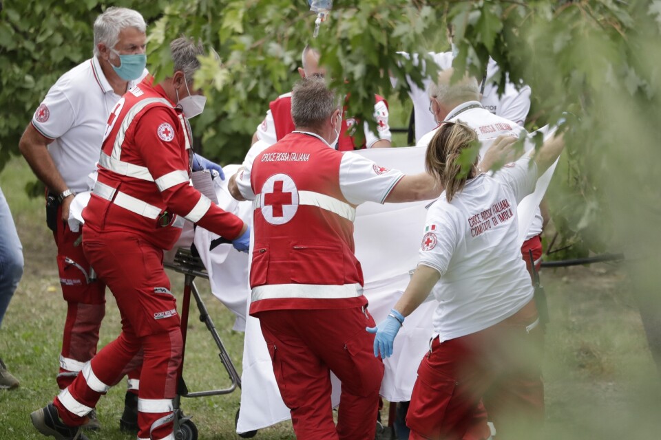 Chloé Dygert bärs bort till ambulansen efter kraschen i cykel-VM.
