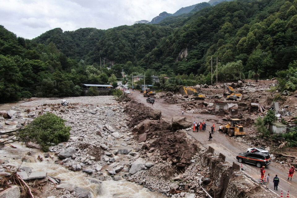 21 personer har rapporterats omkomna i ett jordskred som inträffade under fredagen i norra Kina.