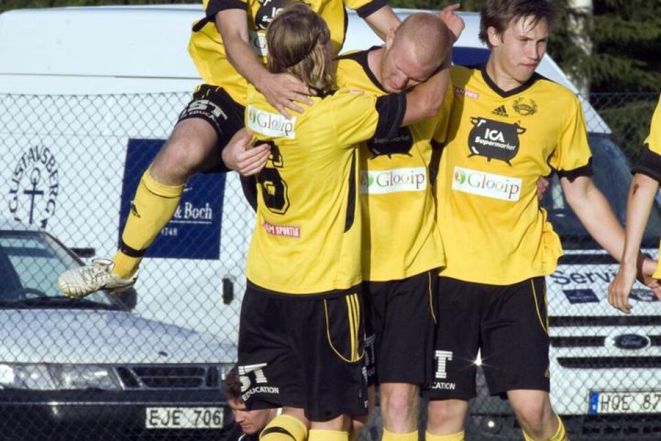 Sebastian Haraldsson gratuleras av sina lagkamrater i Moheda efter 0?1-målet.